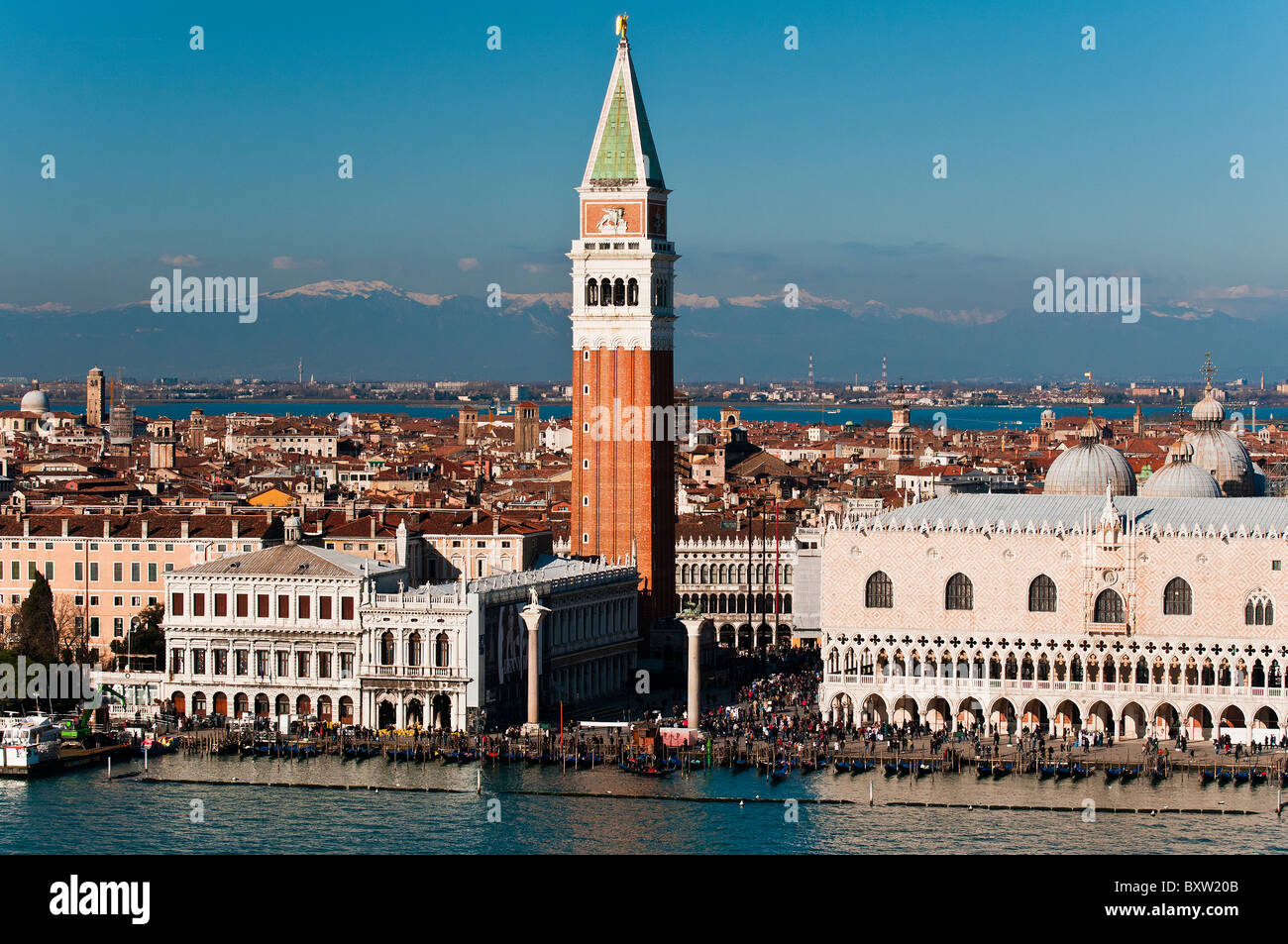 Inverno vista della Basilica di San Marco e Campanile di Palazzo Ducale con le Alpi innevate sullo sfondo, Venezia, Italia Foto Stock
