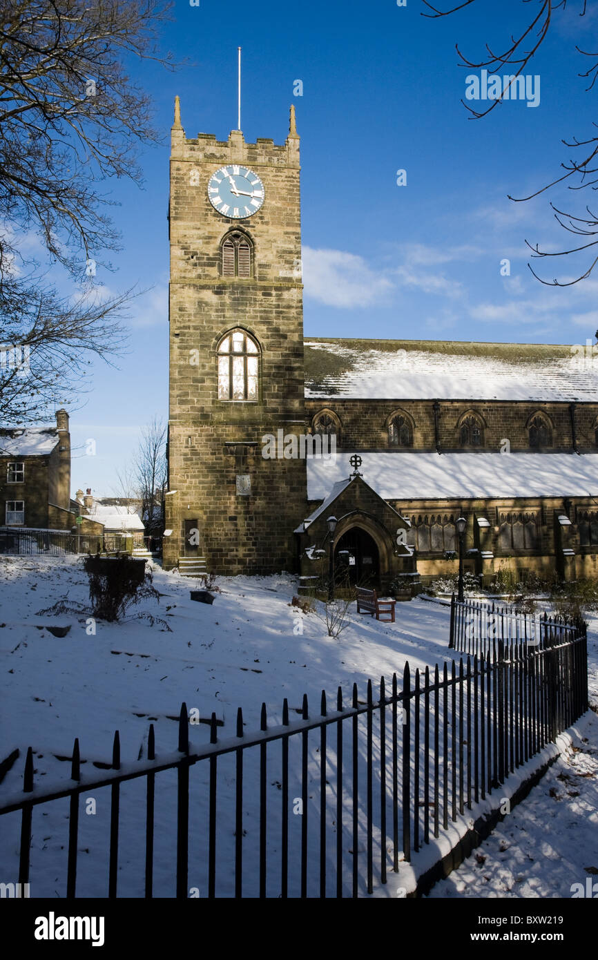 Haworth Chiesa Parrocchiale di San Michele e Tutti gli Angeli, con il sagrato, nella neve Foto Stock