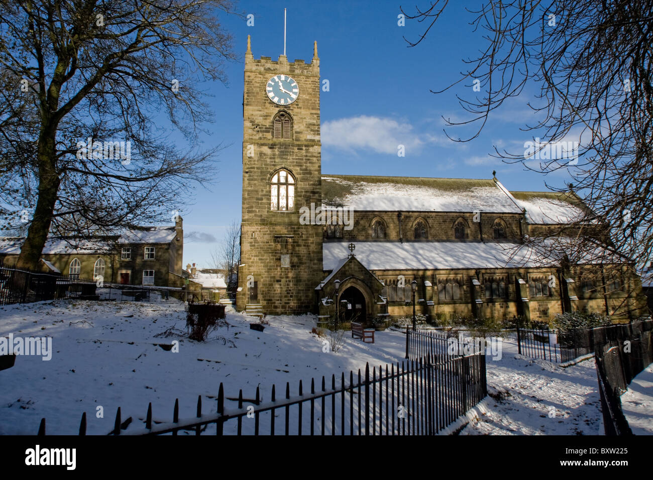 Haworth Chiesa Parrocchiale di San Michele e Tutti gli Angeli, con il sagrato, nella neve Foto Stock