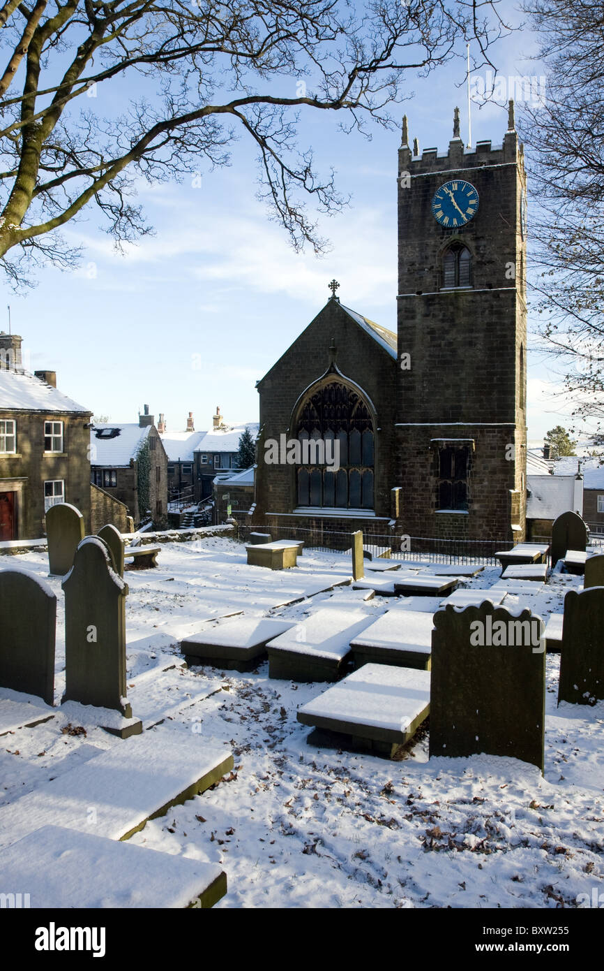 La chiesa parrocchiale di San Michele e Tutti gli angeli, di Bronte villaggio di Haworth con il sagrato, nella neve Foto Stock