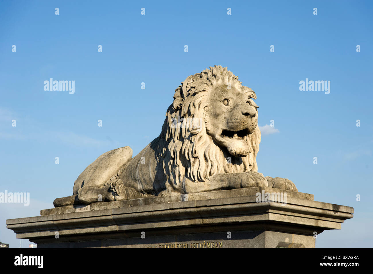 Statua di Lion sul Ponte delle catene di Szechenyi, Budapest, Ungheria Foto Stock
