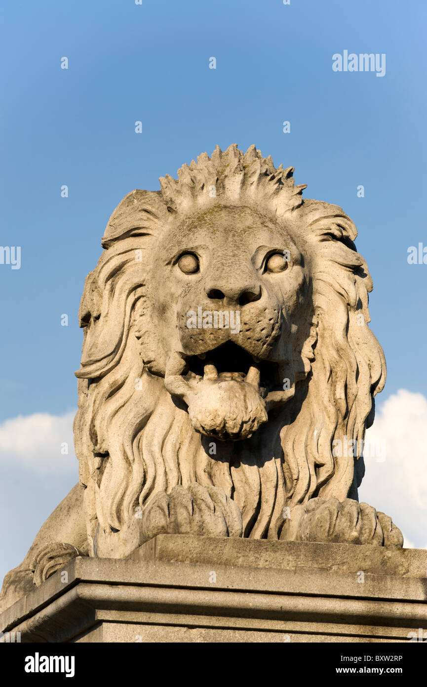 Statua di Lion sul Ponte delle catene di Szechenyi, Budapest, Ungheria Foto Stock