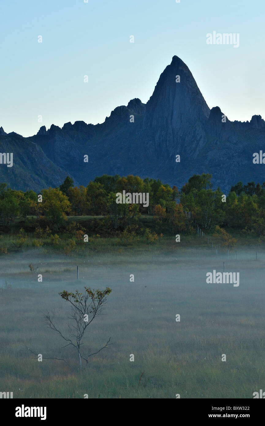 Il picco di montagna chiamato 'Reka', in Vesteralen, nel nord della Norvegia Foto Stock