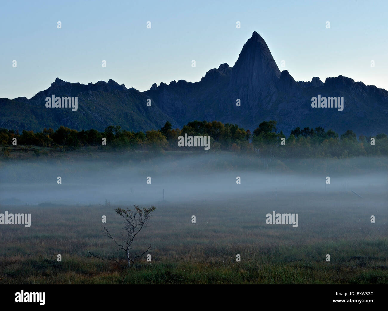 Il picco di montagna chiamato 'Reka', in Vesteralen, nel nord della Norvegia Foto Stock