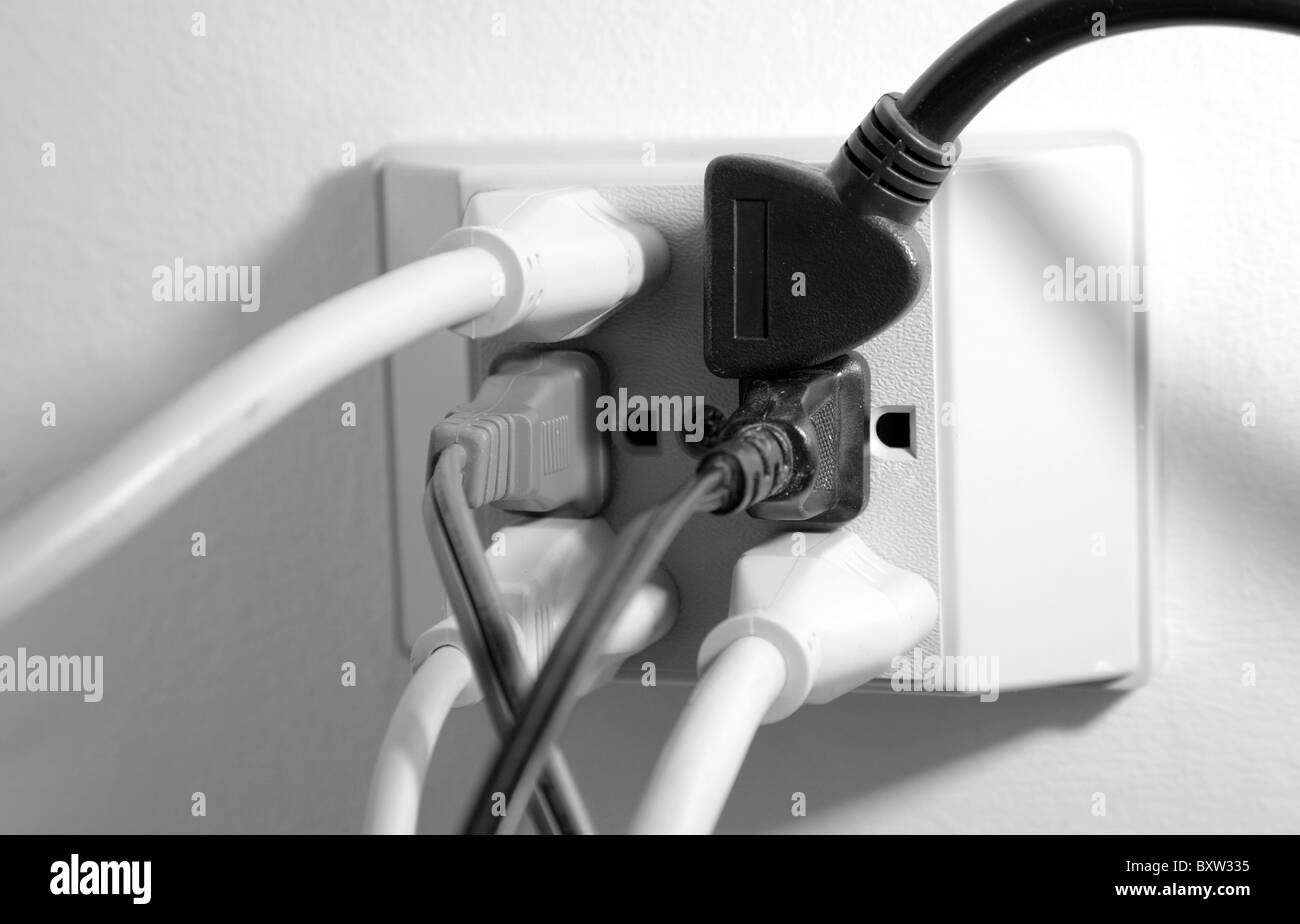 Più corde inserito in un americano a 120 volt presa elettrica Foto Stock