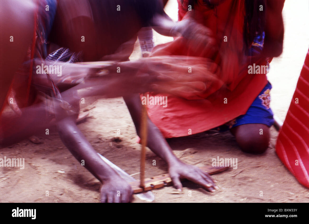 Un gruppo di uomini Maasi messa a fuoco. Kenya. 2004 Foto Stock