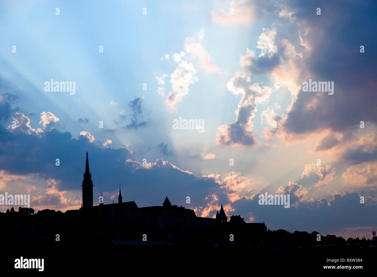 Silhouette di Budapest City skyline con cielo drammatico, Ungheria Foto Stock