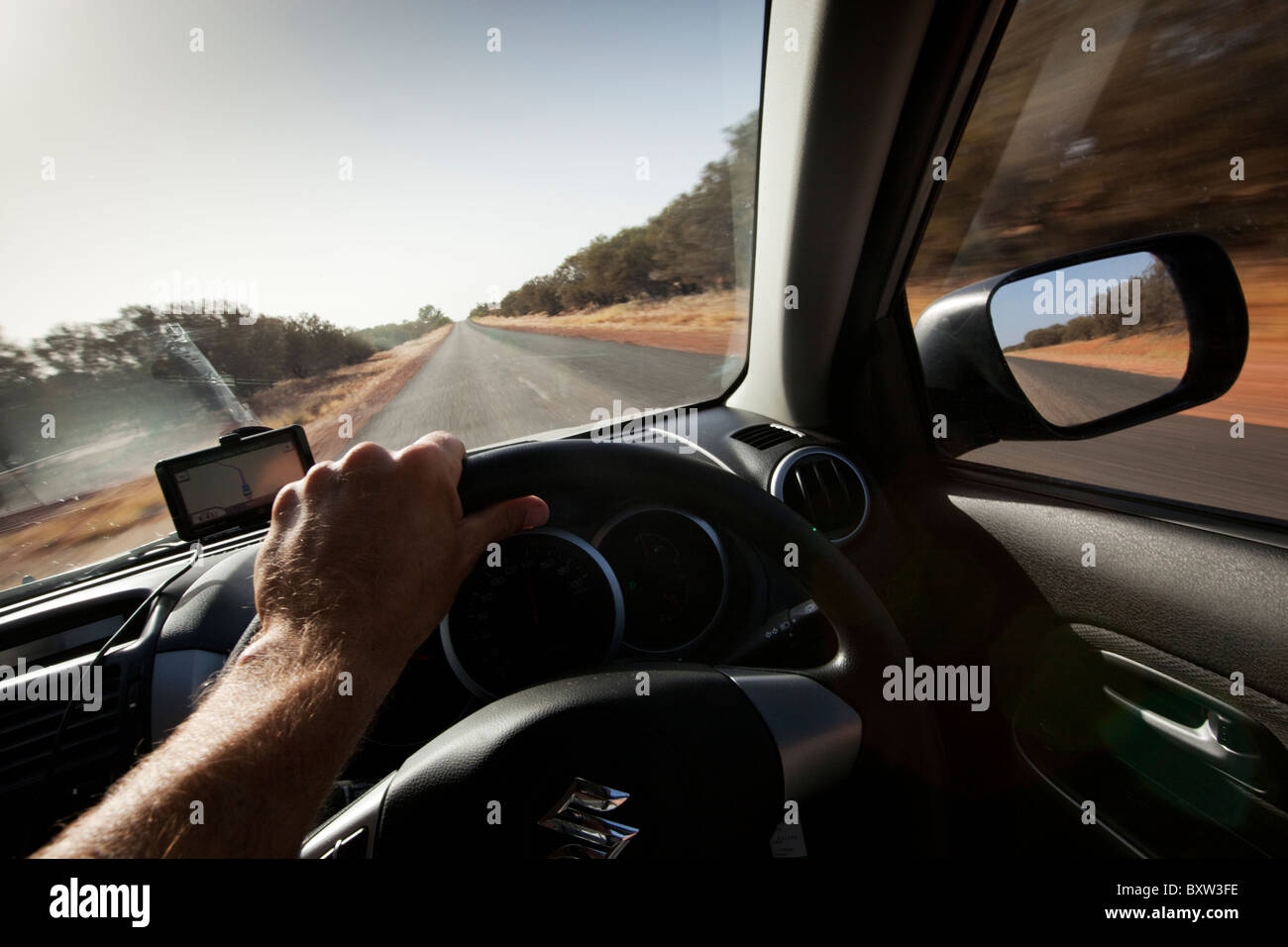 Australia, Territorio del Nord, SUV guidando attraverso il deserto in Outback Foto Stock