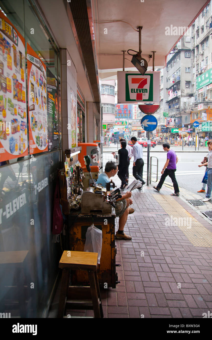 Fresa a chiave sul marciapiede sull isola di Hong kong, venditore di strada vicino a 7 undici. Foto Stock