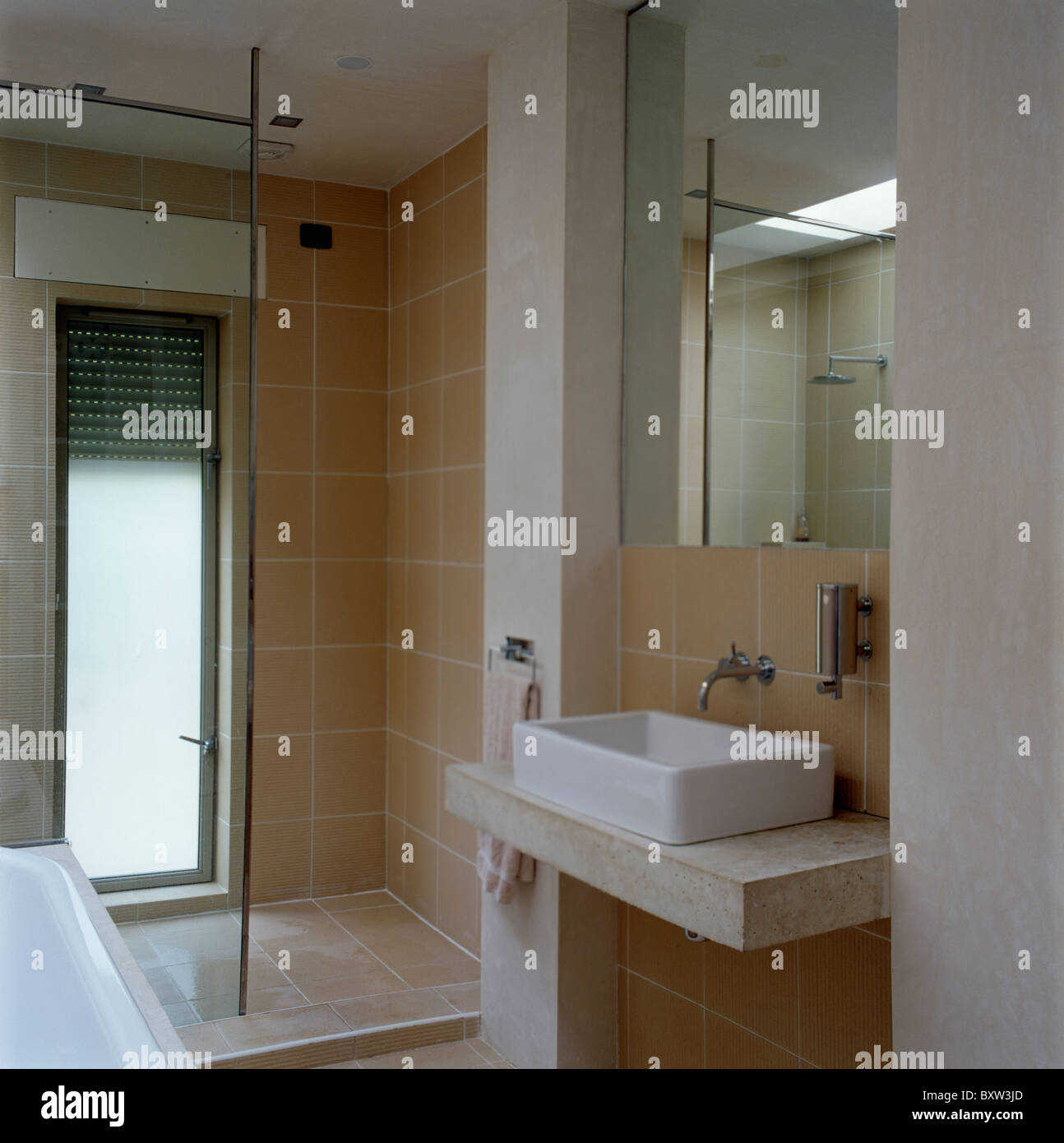 Specchio Sopra Vasca Rettangolare In Cemento Lucidato Vanity In Moderno Bagno Rivestito Di Piastrelle Con Doccia Walk In Foto Stock Alamy