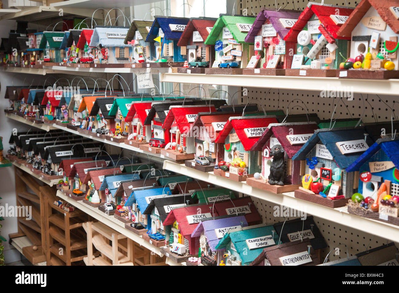 Dipinto luminosamente birdhouses in rappresentanza di diverse professioni in vendita nel negozio Amish in Lancaster County, Pennsylvania Foto Stock