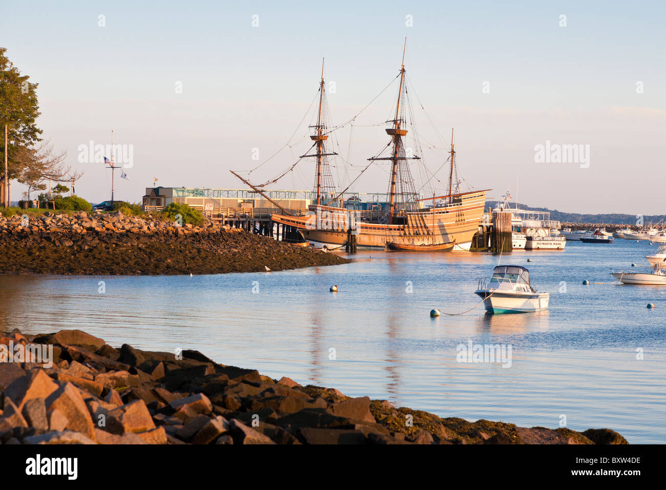 Mayflower II e altre imbarcazioni ormeggiate nel porto di Plymouth all'alba in Plymouth Massachusetts Foto Stock