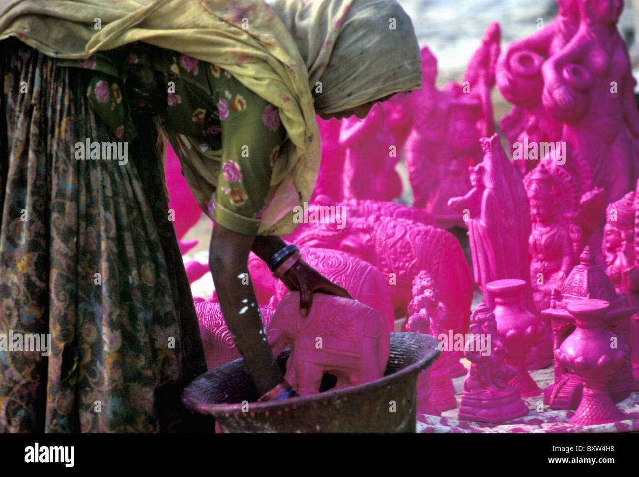 Rajasthani donna che stava morendo di statue di argilla prima della verniciatura dettagli Foto Stock