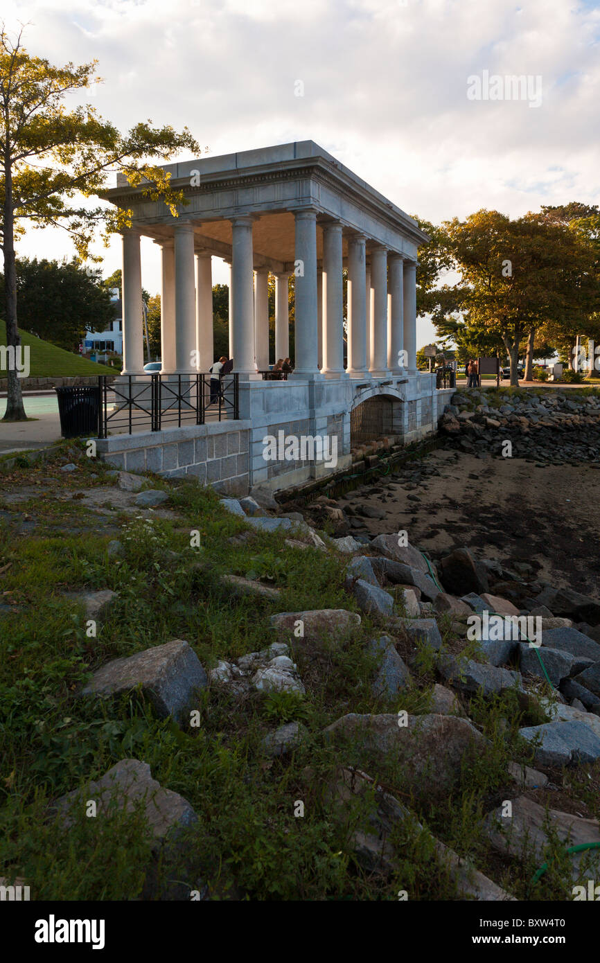 Plymouth Rock nel Pellegrino Memorial a Plymouth nel Massachusetts Foto Stock