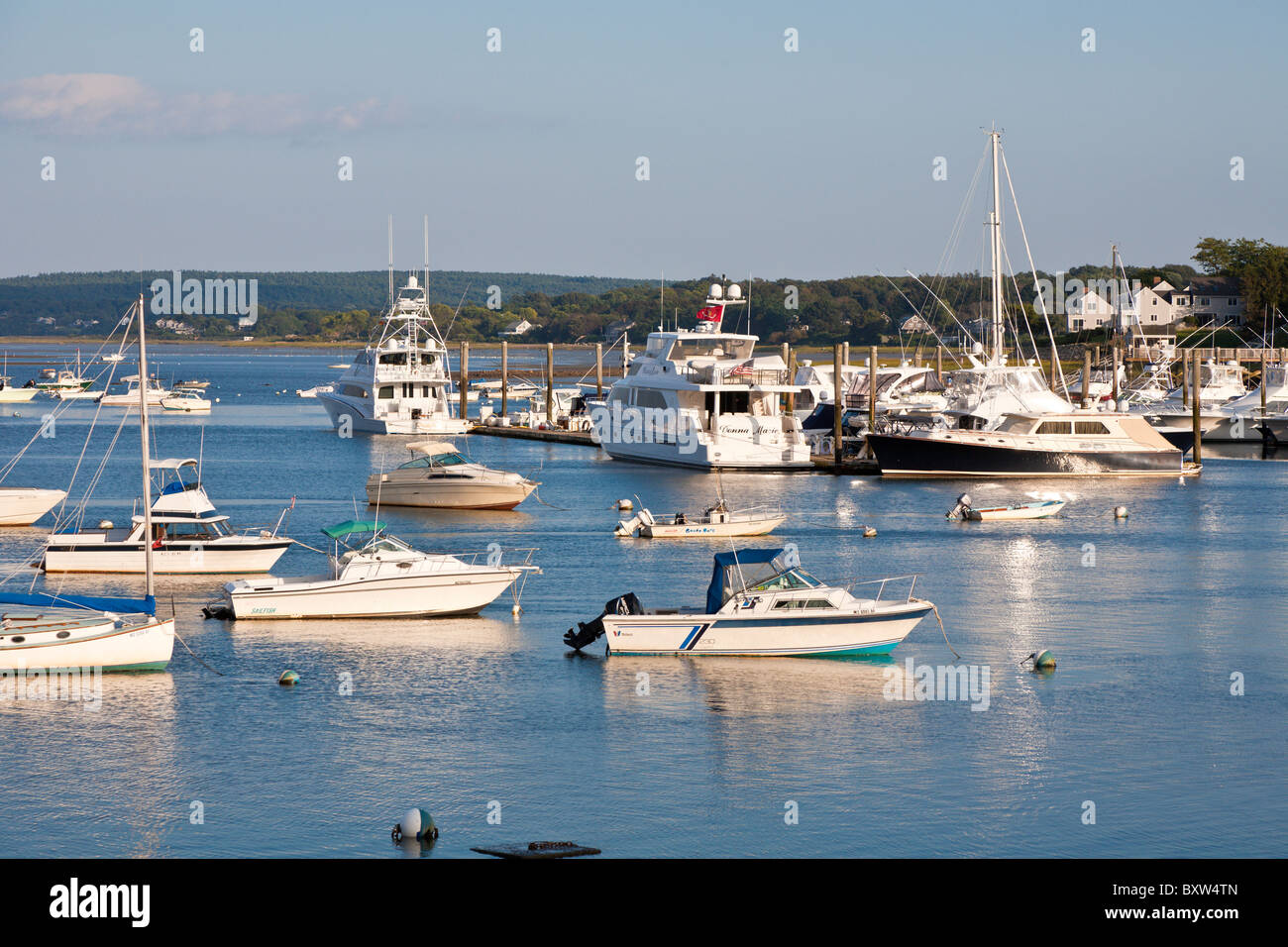 Barche ormeggiate a bassa marea nel porto di Plymouth all'alba in Plymouth Massachusetts Foto Stock