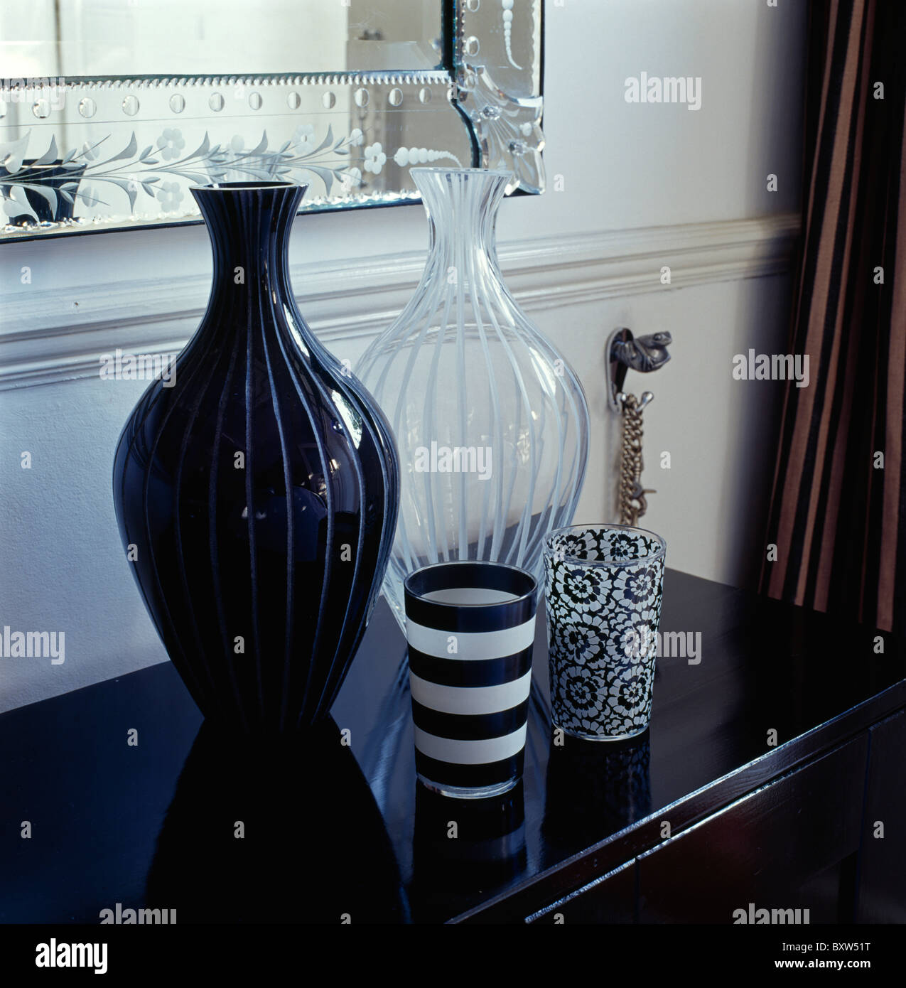 Close-up di raccolta del bianco e nero e a motivi geometrici semplici vasi di vetro sul tavolo hall Foto Stock
