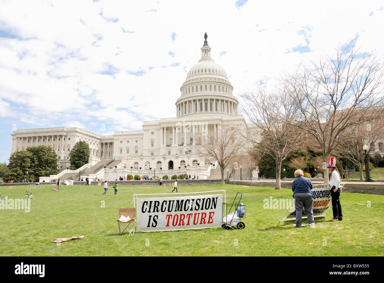 Manifestanti hanno stabilito per noi segni e visualizza di fronte a noi Campidoglio di Washington DC USA per protestare contro la circoncisione di ragazzi. Foto Stock