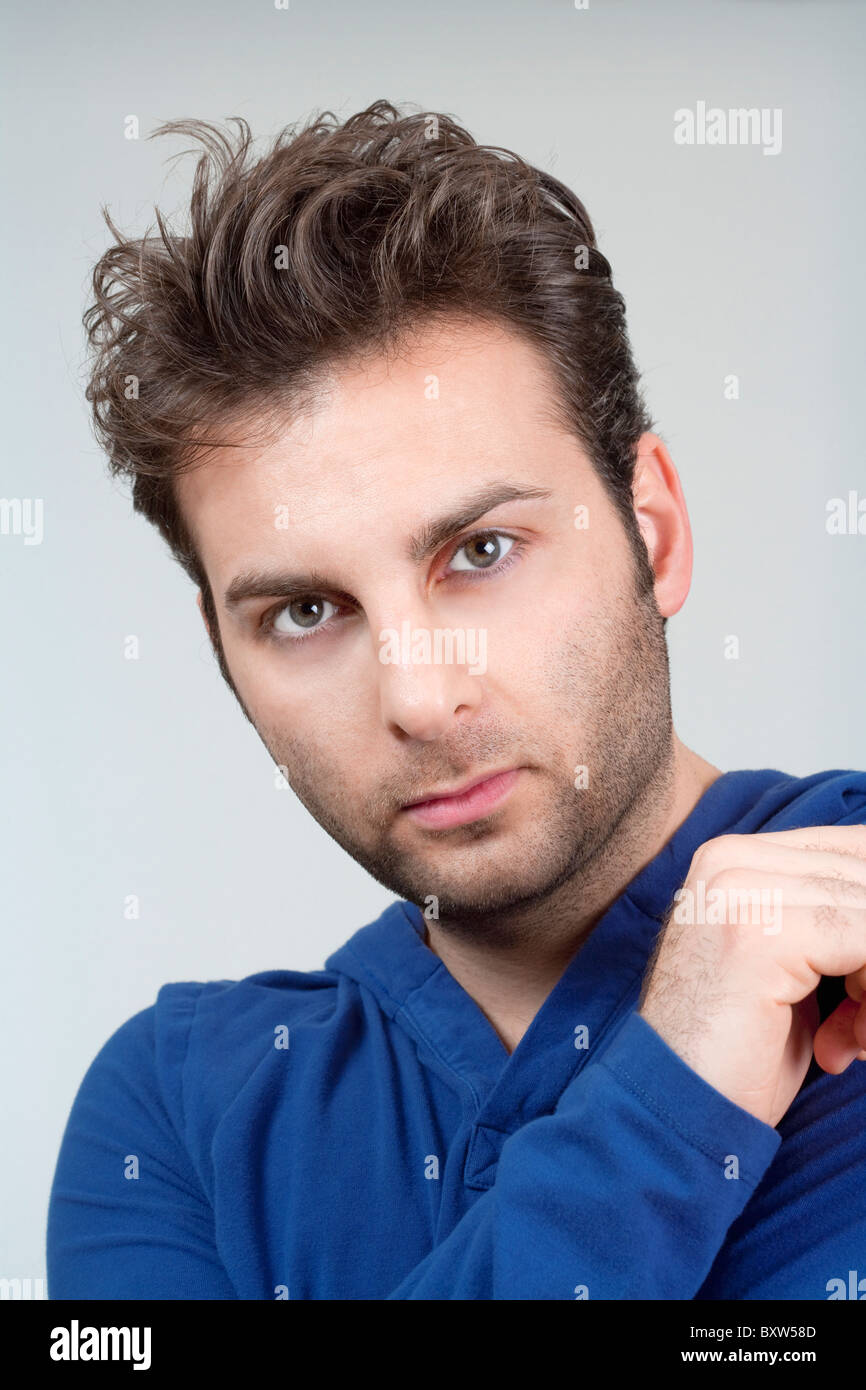 Ritratto di un uomo in blu in alto cercando - isolato su grigio Foto Stock