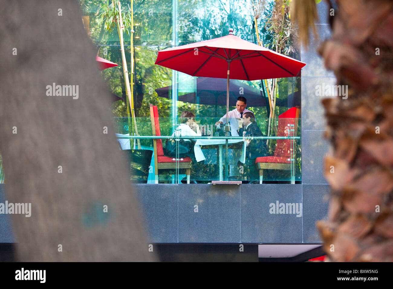 La ricchezza di messicani per mangiare in un ristorante di lusso a Città del Messico Foto Stock