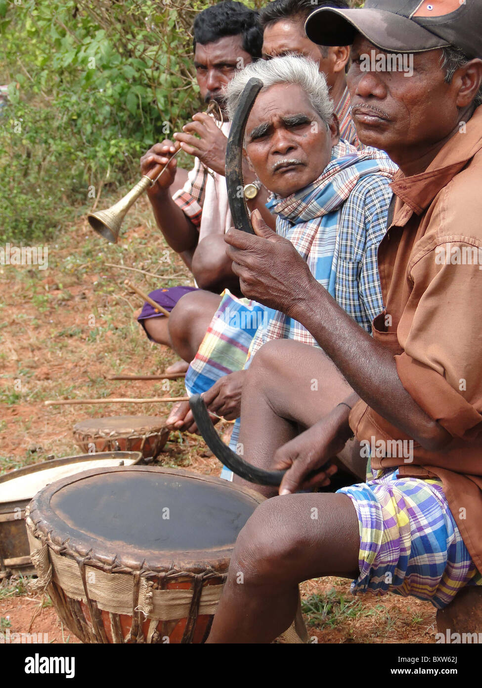 L Orissa, INDIA - Nov 12 -Tribal musicisti suonano musica da ballo il Nov 12, 2009, in Lamptaput, Orissa, India Foto Stock