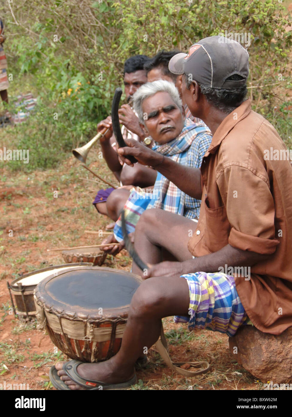 L Orissa, INDIA - Nov 12 -Tribal musicisti suonano musica da ballo il Nov 12, 2009, in Lamptaput, Orissa, India Foto Stock