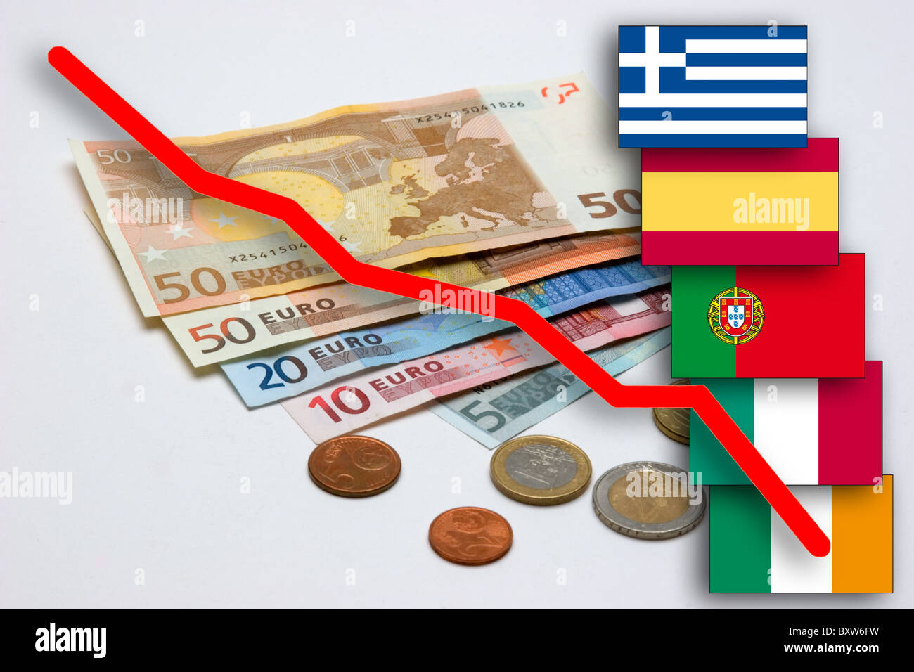 Crisi monetaria del simbolo euro immagine per la perdita di valore dell'euro con le bandiere dei cosiddetti maiali membri (piggs) Foto Stock