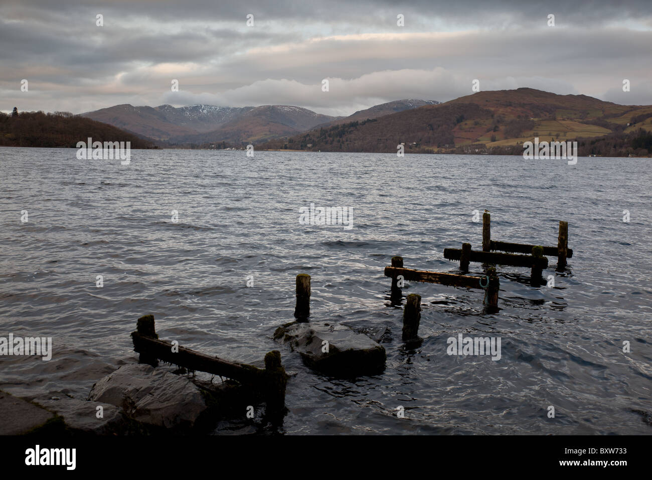 Jetty posti in WIndermere, con il Fairfield Horseshoe nella distanza, Lake District, Cumbria Foto Stock