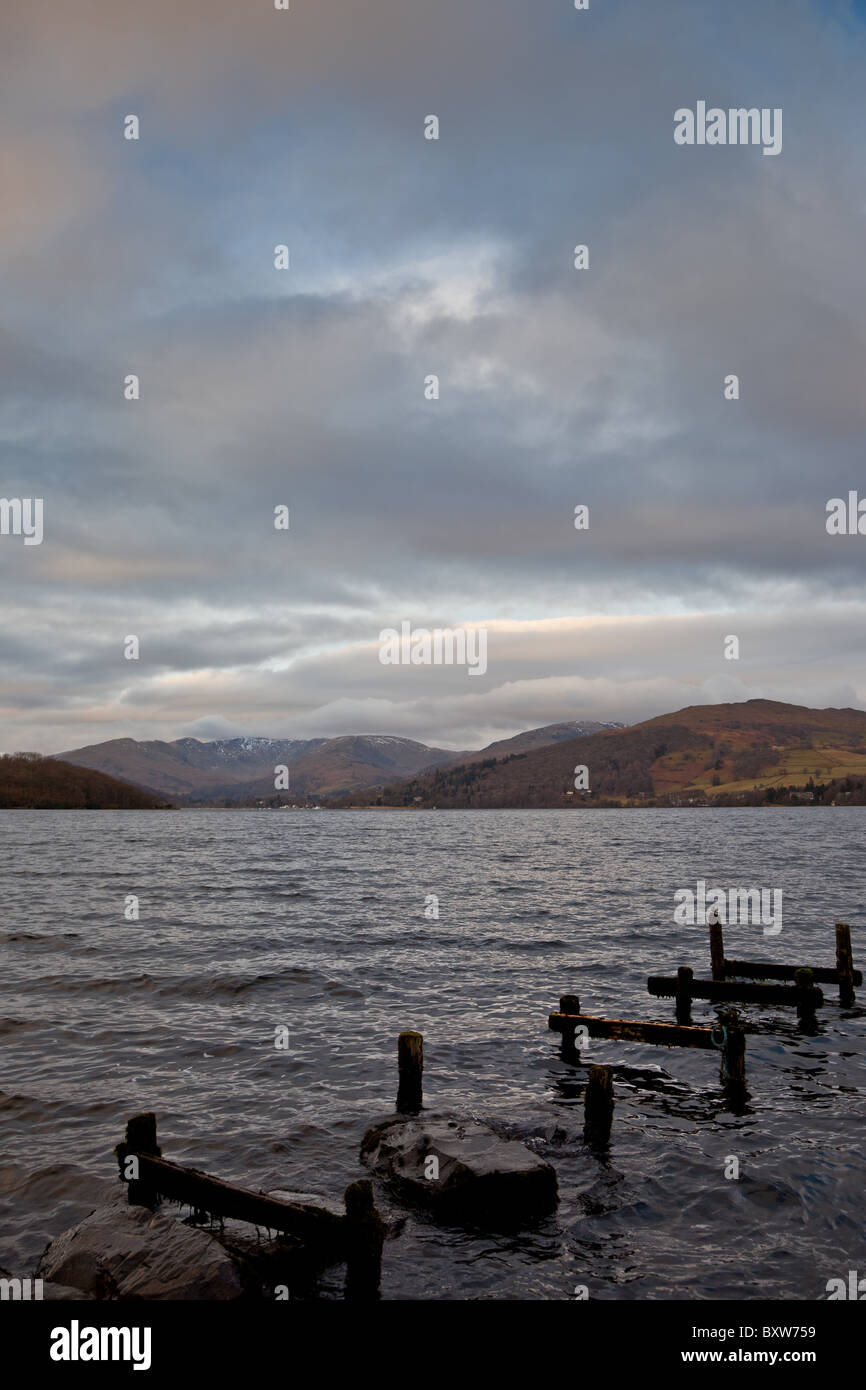 Jetty posti in WIndermere, con il Fairfield Horseshoe nella distanza, Lake District, Cumbria Foto Stock
