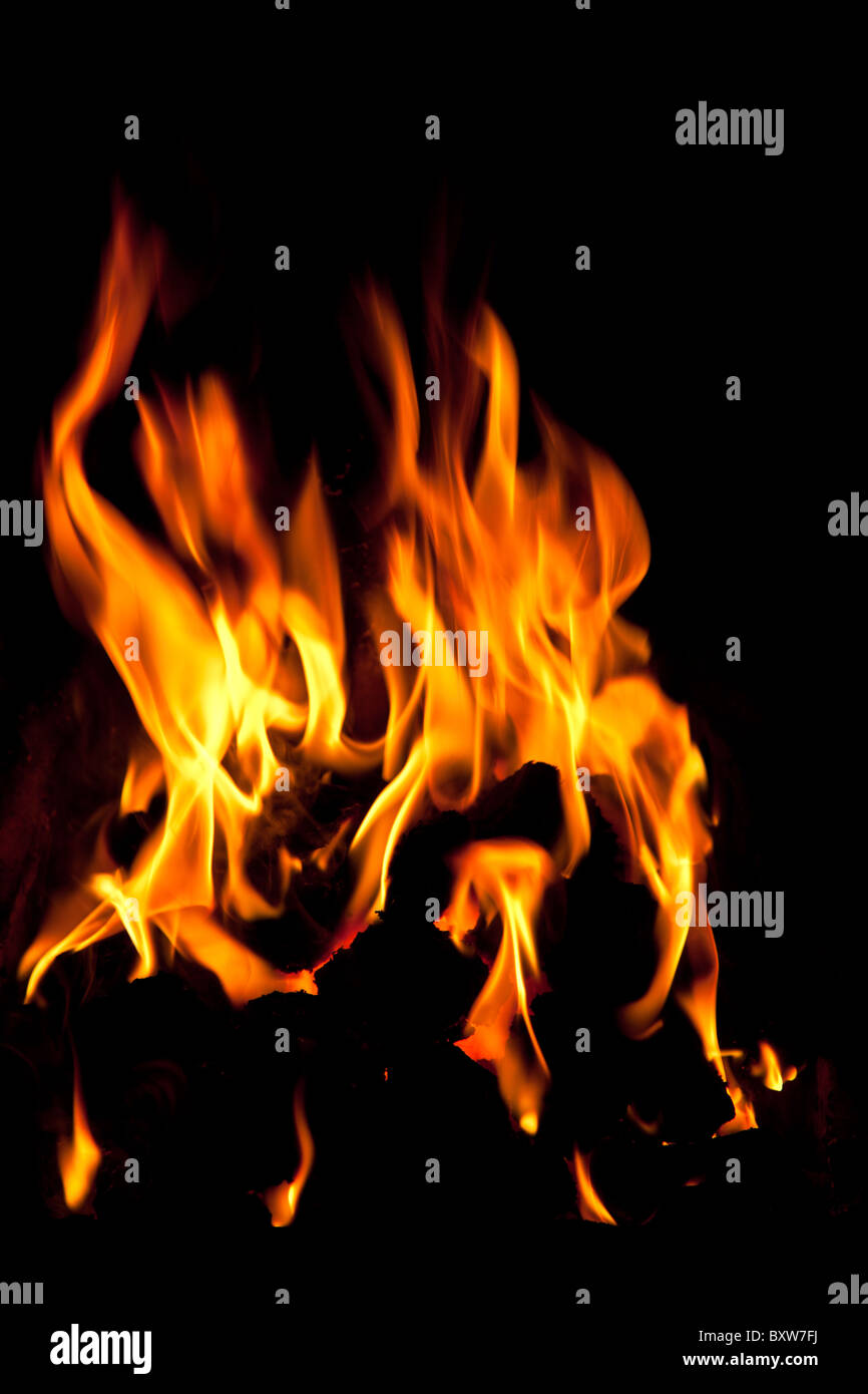 Le fiamme danzanti in un vero e proprio fuoco di carbone Foto stock - Alamy