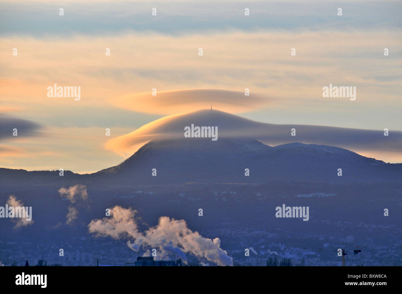 Nuvole sopra Puy-de-Dôme vulcano al tramonto ,Parco dei vulcani di Auvergne, Francia Foto Stock