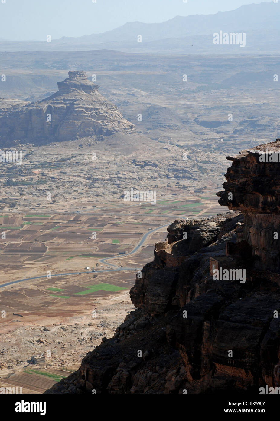 Valle e le montagne visto dalla cima di Shibam Kwakaban , Yemen . Arabia . Foto Stock