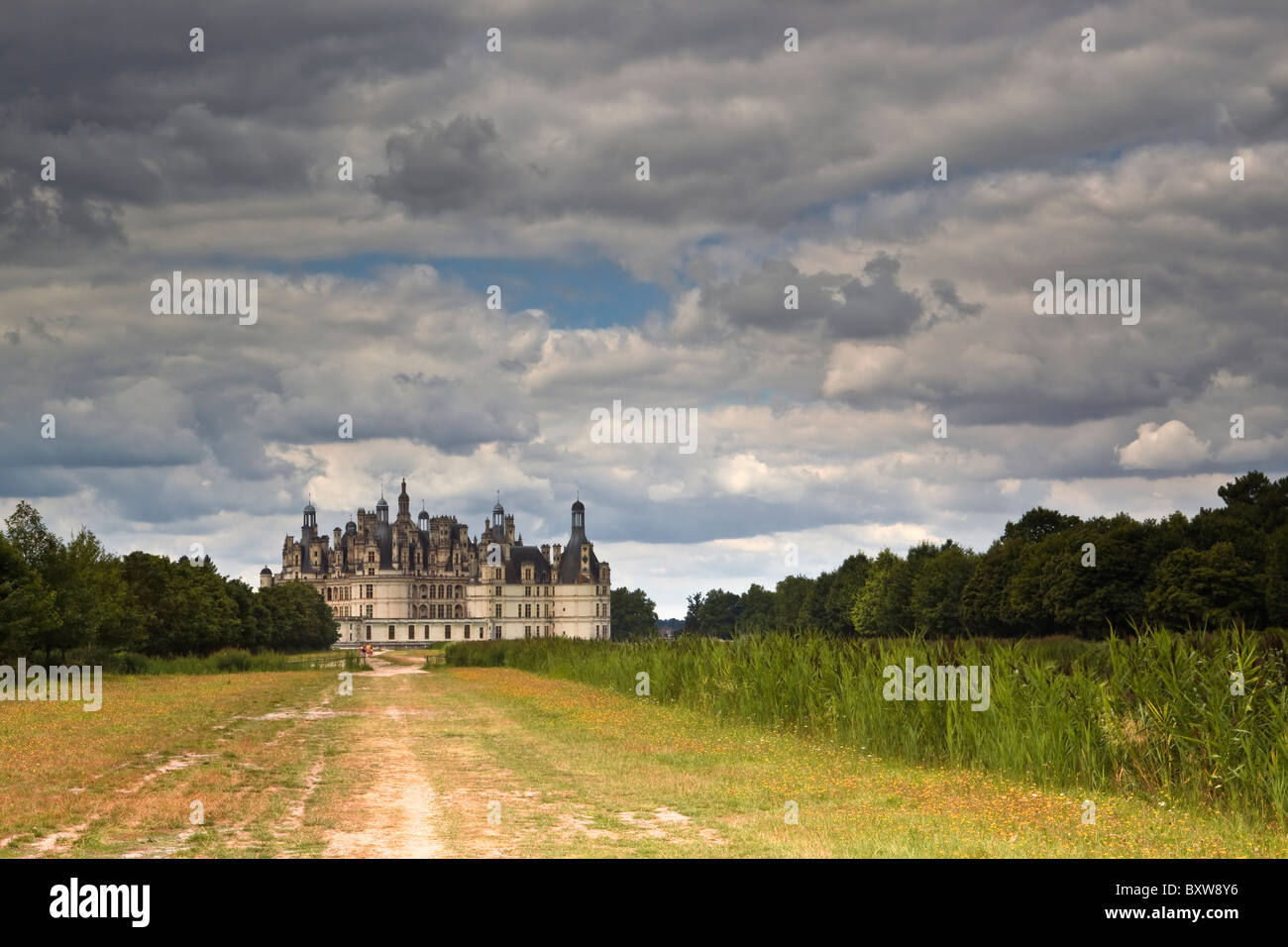 La raccolta di nuvole sopra il maestoso Castello di Chambord nella Valle della Loira, in Francia. Foto Stock