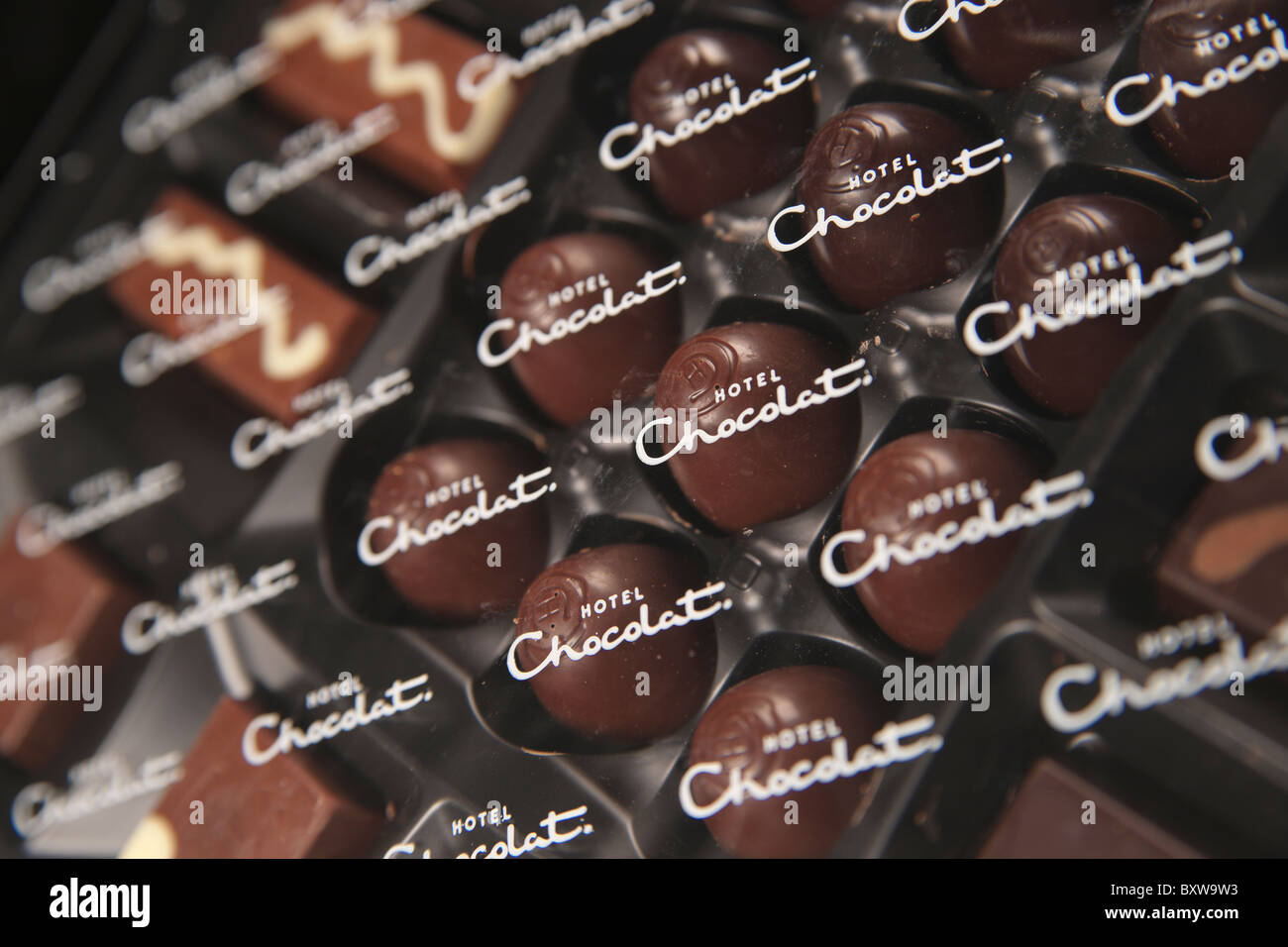 Chocolat Hotel di lusso di cioccolatini fatti a mano UK - La casella Firma con Clear film di sovrapposizione Foto Stock