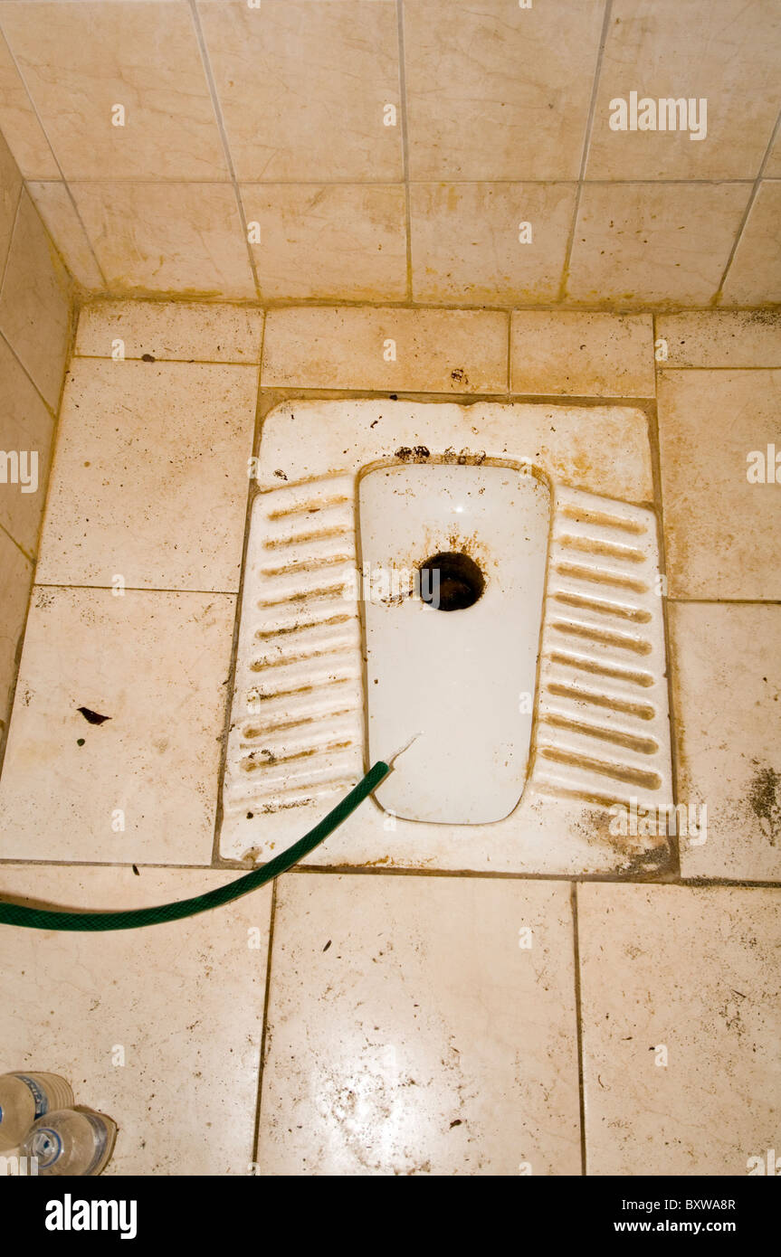Sporco wc wc dall'inferno bagni bad hotel facilities odore puzzolente filth sudicia antigienico poveri pubblico germe di germi batteri Foto Stock