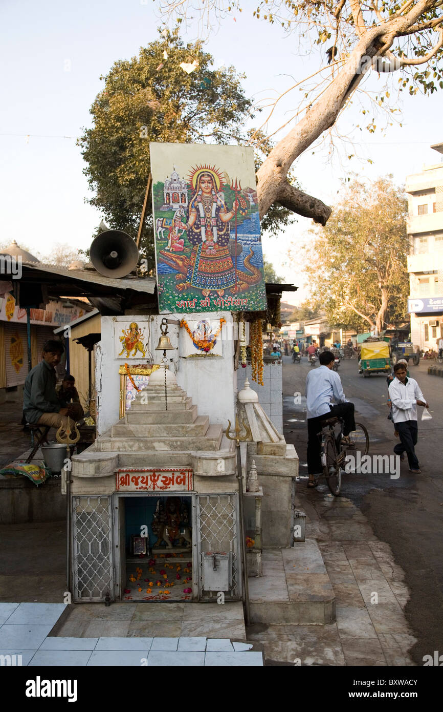 Un indù santuario su una strada in Ahmedabad, Gujarat, India. Foto Stock