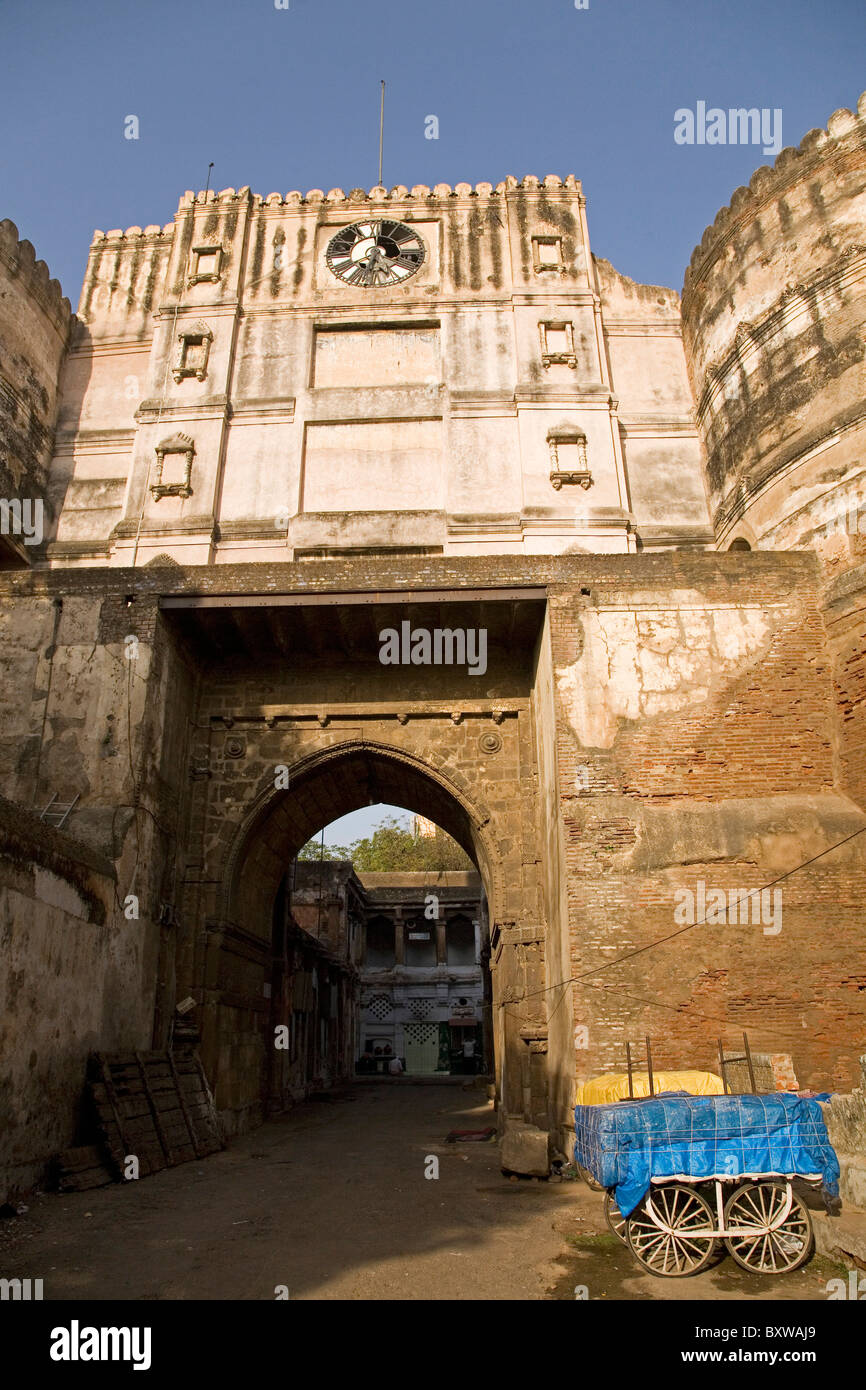 Il Gate Bhadra in Ahmedabad, Gujarat, India. La porta è stata eretta nel 1411 e si trova ad est del palazzo. Foto Stock