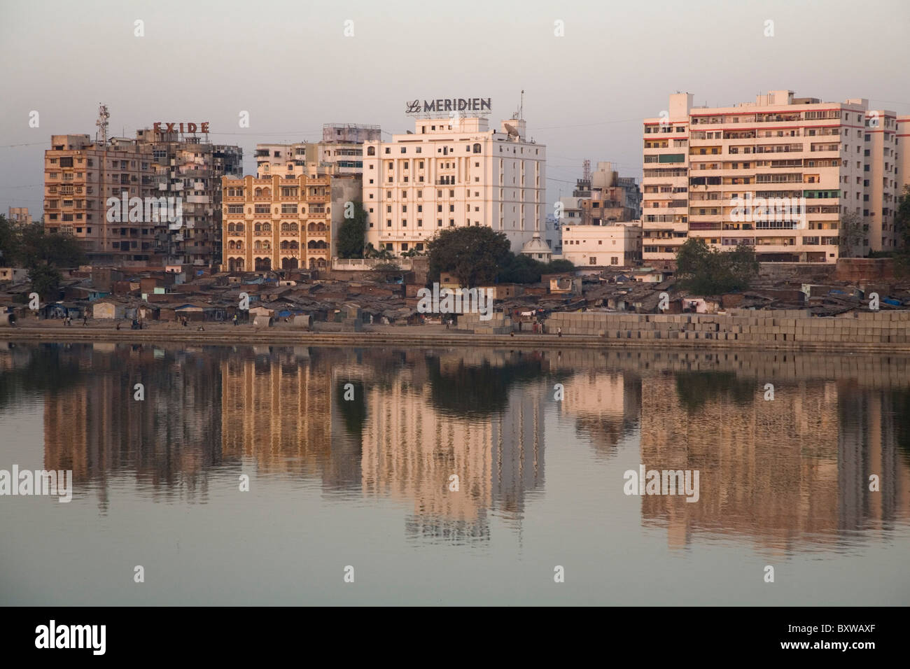 Il Riverside baraccopoli in Ahmedabad, Gujarat, India. Foto Stock