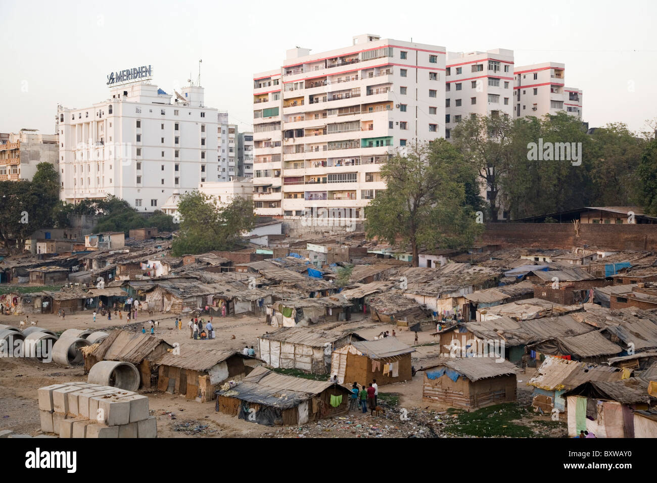Il Riverside baraccopoli in Ahmedabad, Gujarat, India. Foto Stock
