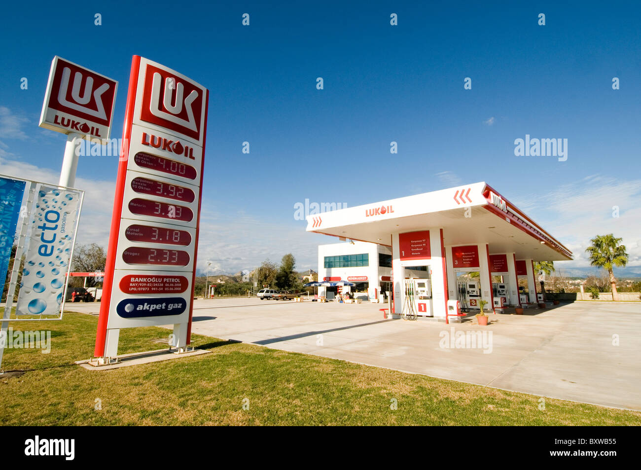 Lukoil luk benzina olio station stazioni petrolchimico di carburante della società russa la Russia sovietica Foto Stock