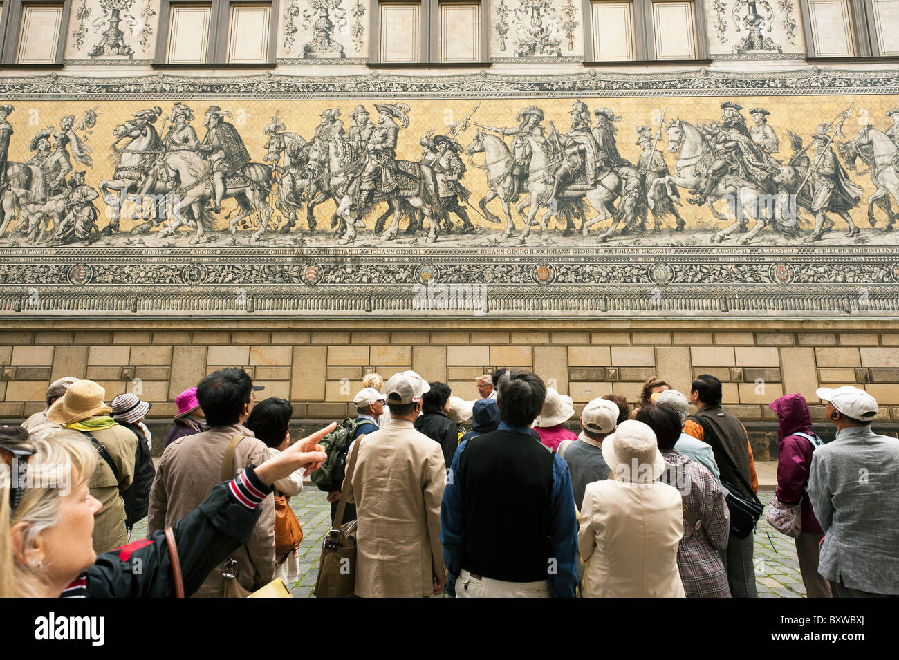 I turisti a guardare Fürstenzug mosaico, il corteo dei duchi, di porcellana di Meissen piastrelle a mosaico, Dresda, Sassonia, Germania, Europa Foto Stock