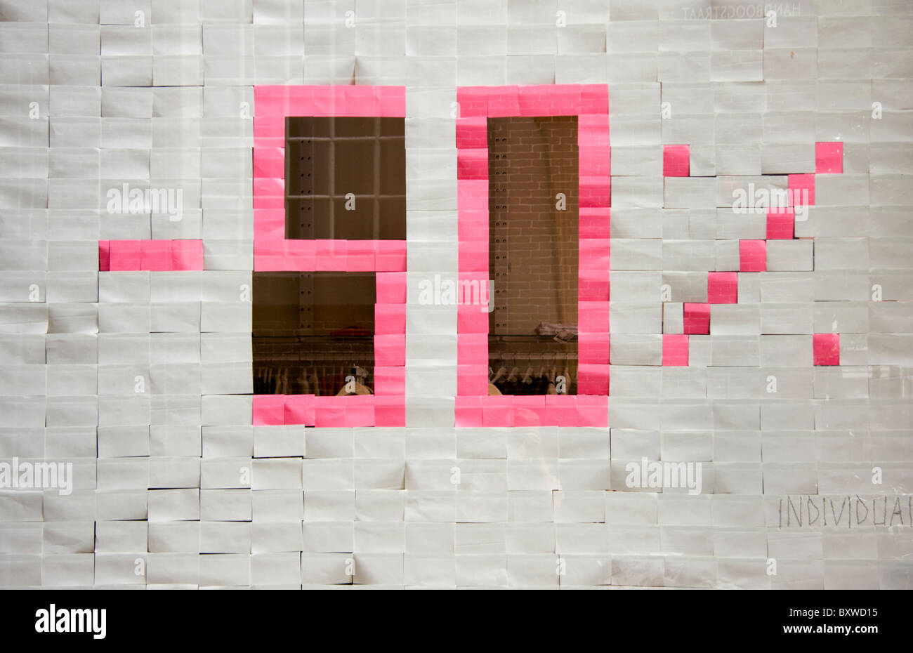 Un 50% di segno di vendita in un negozio di Amsterdam finestra Foto Stock