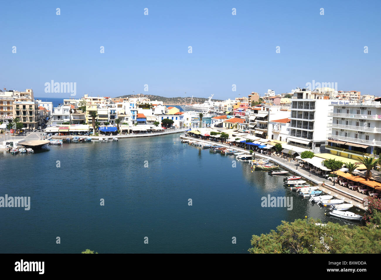 Il mare interno porto e ristoranti di Agios Nikolaos a Creta Foto Stock