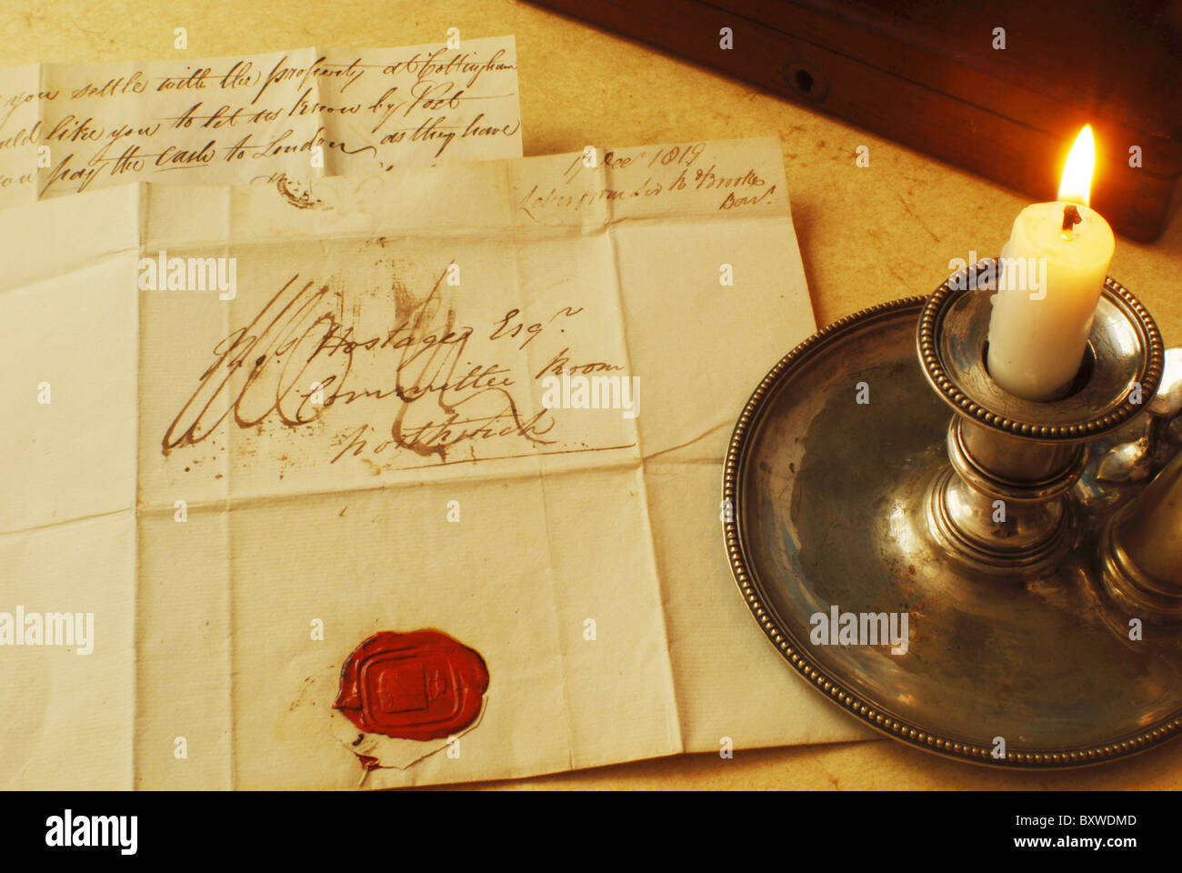 Lettura della lettera vittoriana con il sigillo rosso di Candle Light. Lettera del 1800, scritta illuminata a mano con candela. Foto Stock