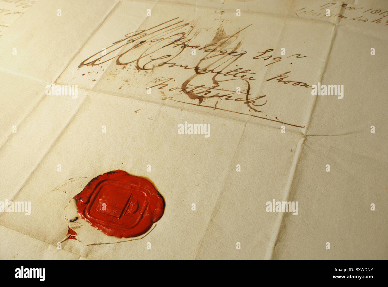 Vecchia lettera con sigillo di cera rossa - corrispondenza del 1800. Primo piano della vecchia lettera con sigillo e scrittura elegante Foto Stock