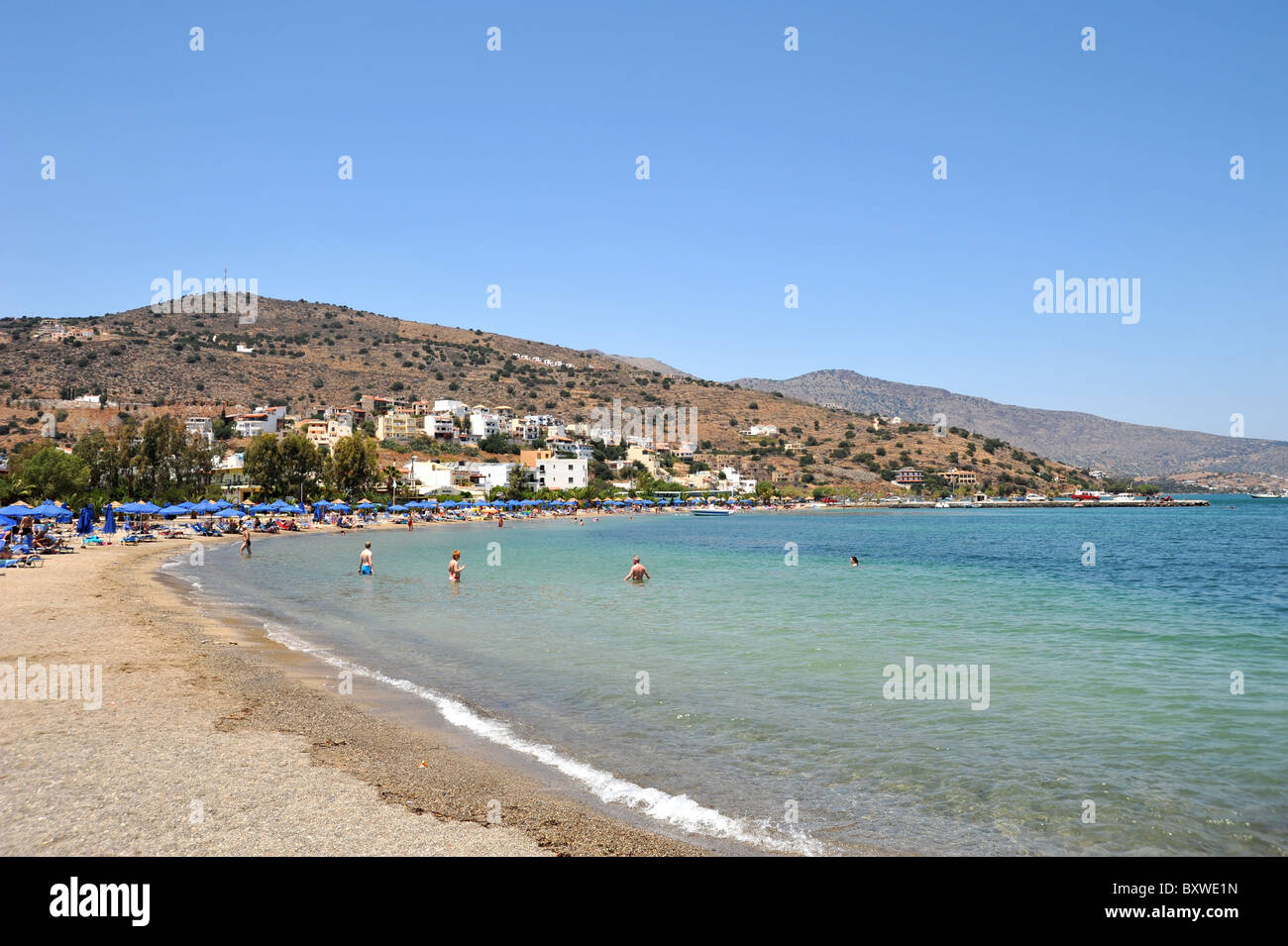 La spiaggia sabbiosa di Elounda a Creta. Foto Stock