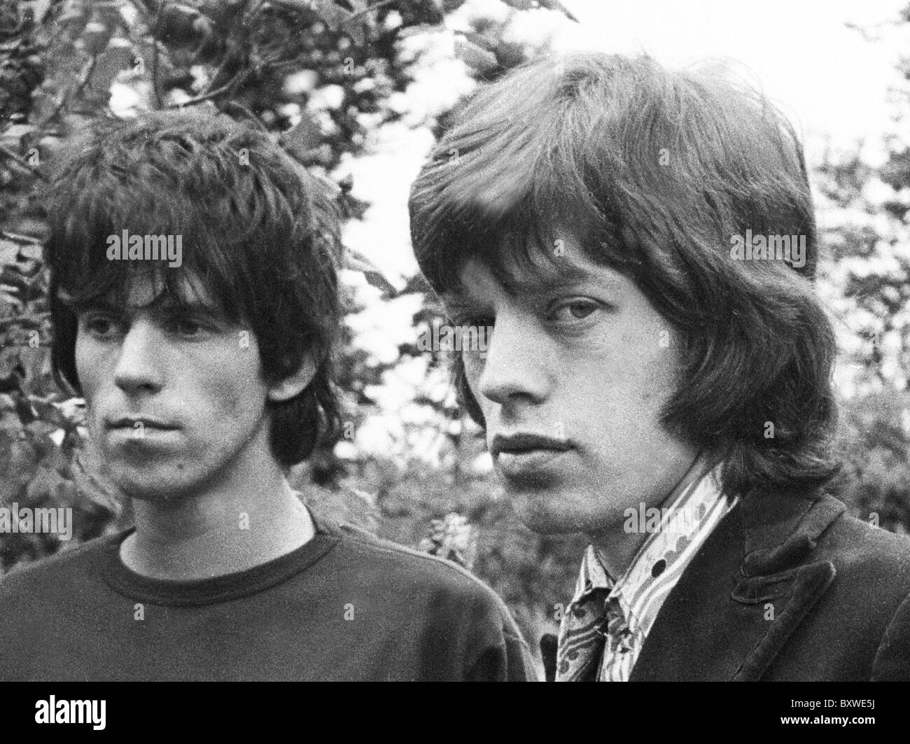 Keith Richards e Mick Jagger immagini esclusive dal 1967 da David Cole nei giardini a Redlands, Richards' Sussex home.dagli archivi di stampa Ritratto Service (ex premere ritratto Bureau) Foto Stock