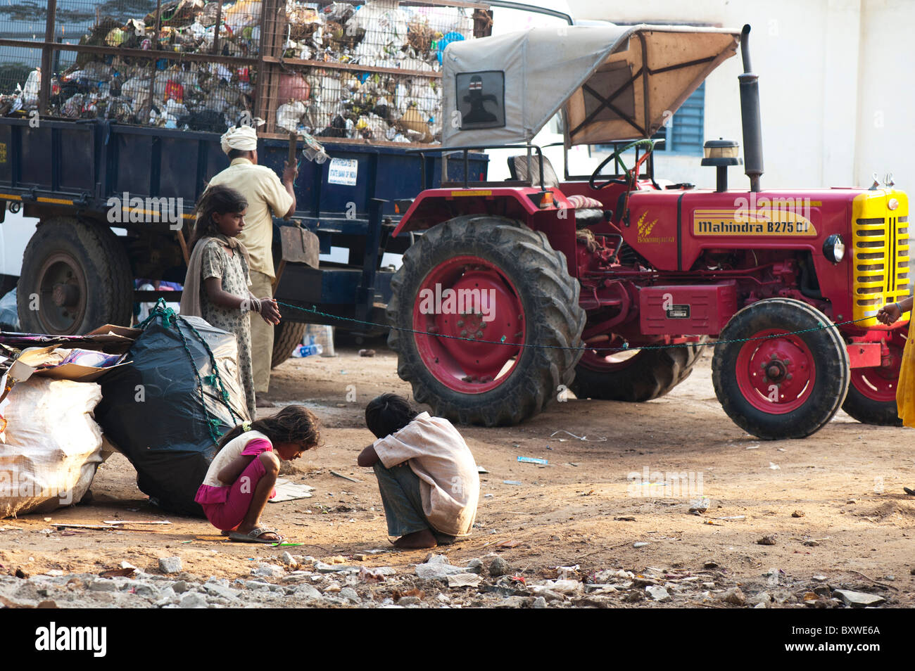 Poveri bambini indiani di riciclaggio dei rifiuti per le strade di Puttaparthi, Andhra Prdaesh, India Foto Stock