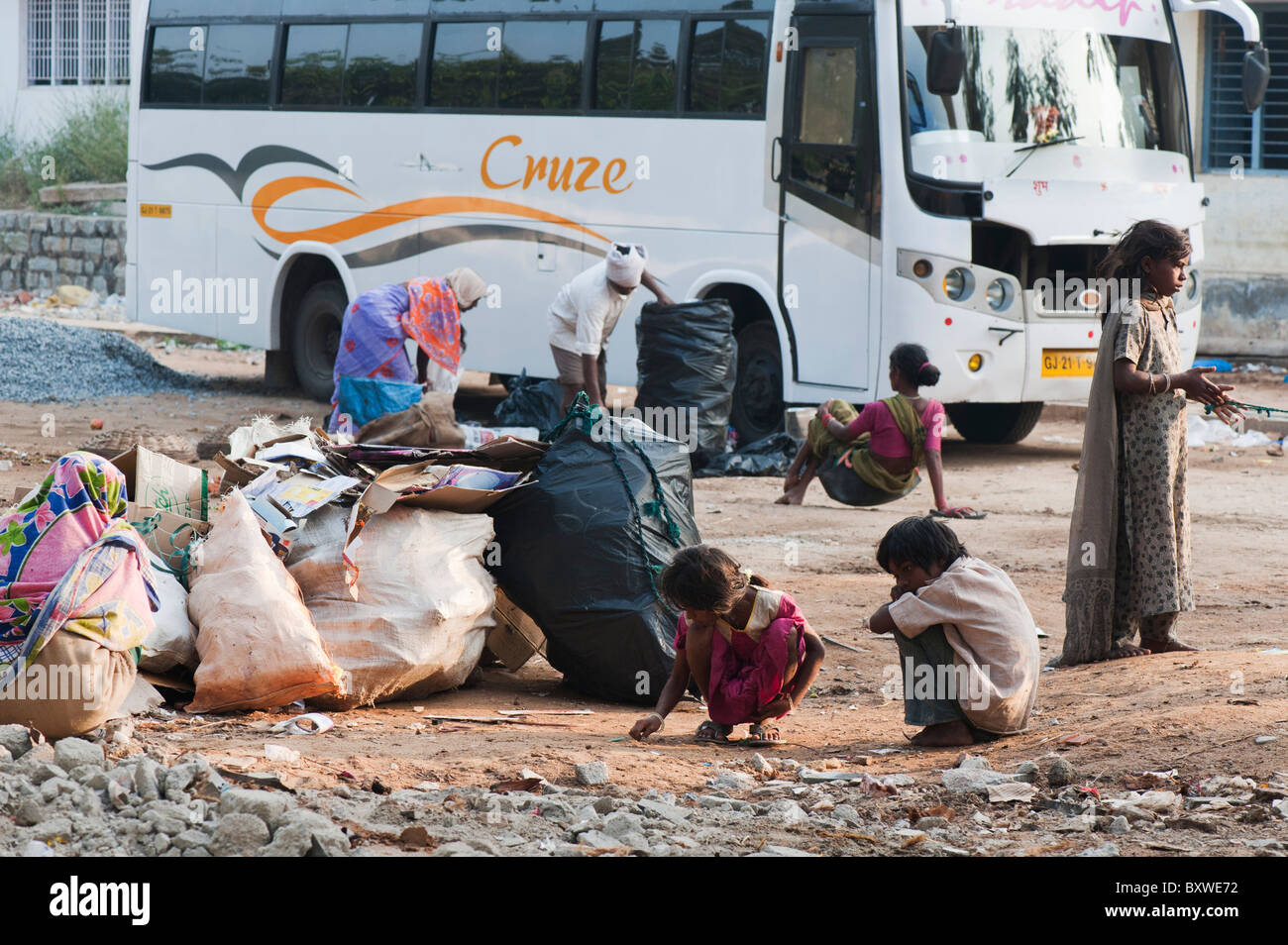 Povera famiglia indiana di riciclaggio dei rifiuti per le strade di Puttaparthi, Andhra Prdaesh, India Foto Stock