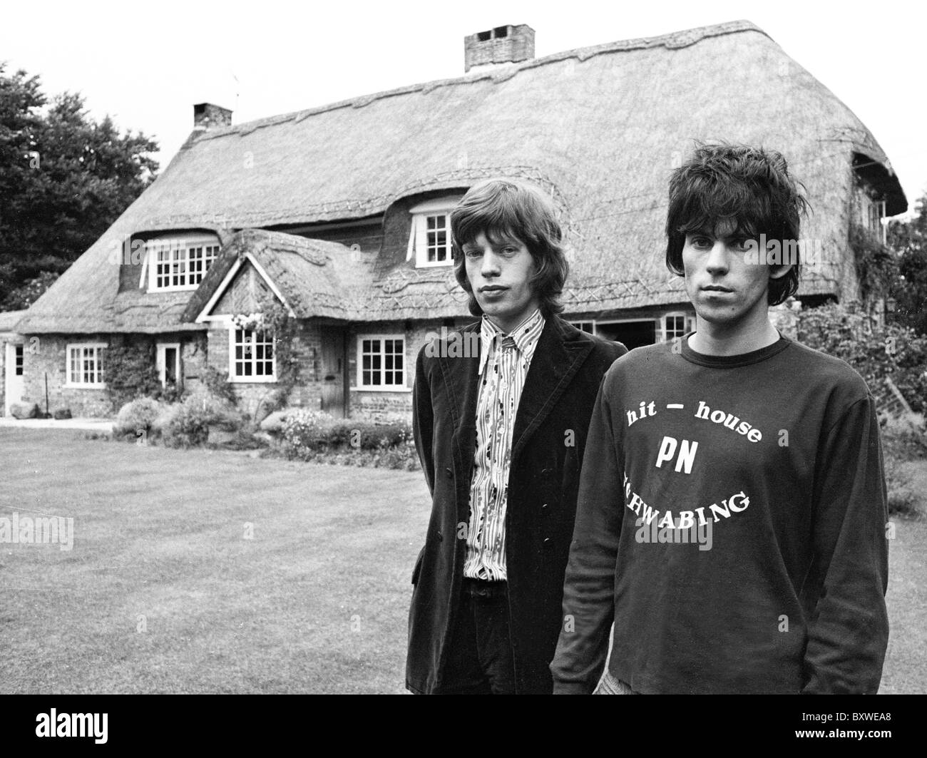 Keith Richards e Mick Jagger immagini esclusive dal 1967 da David Cole nei giardini a Redlands. Dagli archivi di stampa Ritratto Service (ex premere ritratto Bureau) Foto Stock