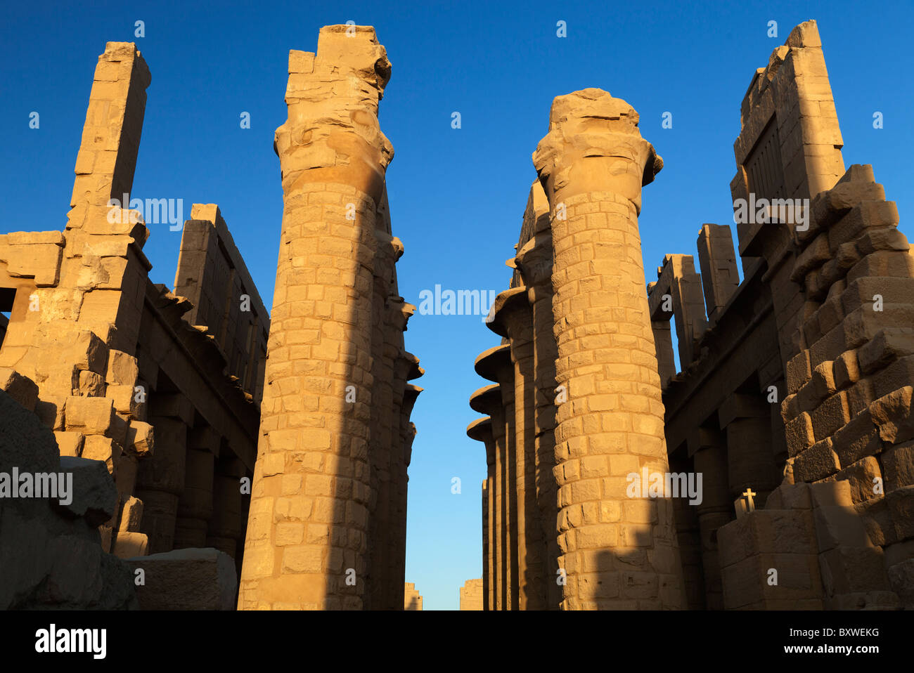 Tempio di Karnak e Luxor Egitto - Colonnato di sunrise Foto Stock